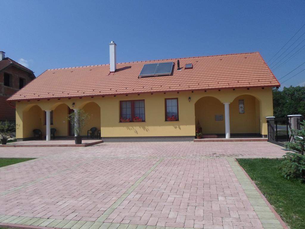 Kiserdő Vendégház Rajka Exterior foto